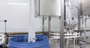 Showing the infeed from a rotary infeed table into a CC560 filling machine with four gear pumps.